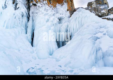 Belles glaçons et neige à l'île rocheuse dans le lac gelé Baïkal, Russie, Europe Banque D'Images