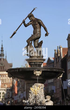 Fontaine de Neptune (Fontanna Neptuna) dans la ville de Gdansk, Pologne. Statue du Dieu de la mer, coulée en bronze en 1615 Banque D'Images