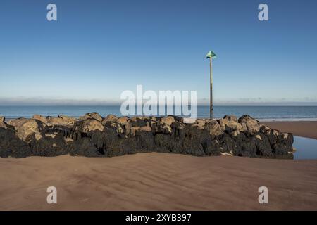 La plage de Blue Anchor, Somerset, Angleterre, Royaume-Uni, regardant le canal de Bristol Banque D'Images