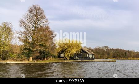 Près de Wroxham, Norfolk, Angleterre, Royaume-Uni, avril 07, 2018 : une maison sur la rive des Wroxham Broads Banque D'Images