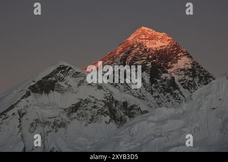 Vue sur le coucher du soleil depuis Kala Patthar. Mont Everest Banque D'Images