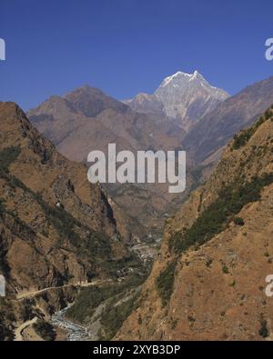 Vue lointaine de Tatopani et du mont Nilgiri. Endroit populaire avec source chaude naturelle. Aire de conservation de l'Annapurna, Népal, Asie Banque D'Images