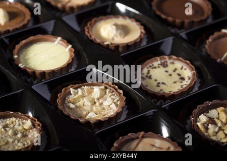 Assortiment de bonbons au chocolat sucré en boîte Banque D'Images