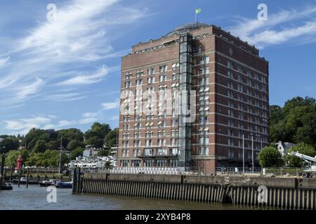 Architecture, vue extérieure de la résidence Augustinum pour personnes âgées juste à côté du port du musée Oevelgoenne, Neumuehlen, Hambourg, Allemagne, E Banque D'Images