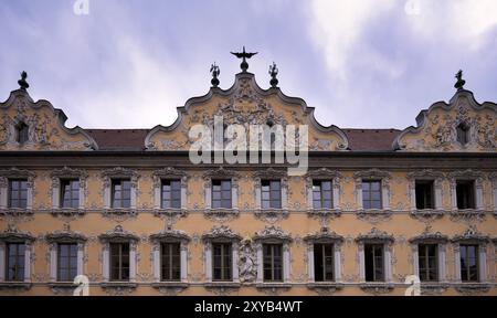 Façade en stuc, Haus zum Falken, Falkenhaus, vieille ville historique, Wuerzburg, basse-Franconie, Bavière, Allemagne, Europe Banque D'Images