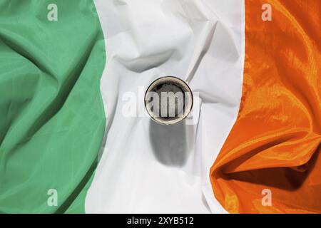 St Patrick day avec une pinte de bière noire et drapeau irlandais vu de dessus Banque D'Images