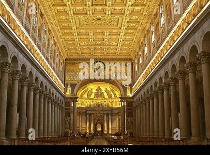 Basilique illuminée, colonnes, plafond à caissons, médaillons de portrait Banque D'Images