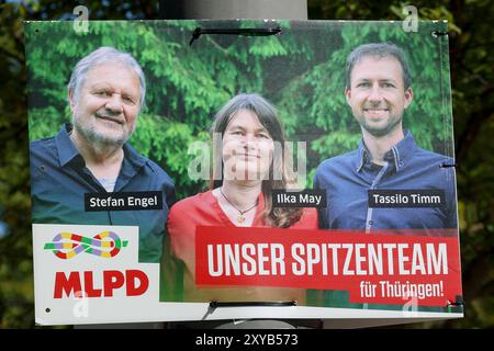 Ein Wahlplakat der Partei MLPD mit den Bildern von Stefan Engel, Ilka May und Tassilo Timm ist an einer Strassenlaterne befestigt, Wahlwerbung, Erfurt vor der Landtagswahl in Thueringen am 1. Septembre 2024, Zentrum am 28. Août 2024 à Erfurt, Deutschland. Foto von Marco Steinbrenner/DeFodi images une affiche électorale du parti MLPD avec des photos de Stefan Engel, Ilka May et Tassilo Timm est attachée à un lampadaire, Wahlwerbung, Erfurt vor der Landtagswahl à Thueringen am 1. Septembre 2024, ville, 28 août 2024 à Erfurt, Allemagne. Photo de Marco Steinbrenner/DeFodi images Defodi-700 wah Banque D'Images