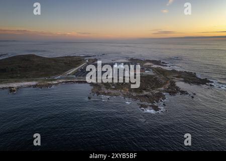 Incroyable drone vue de paysage aérien d'une ferme de pêche en mer sur terre au coucher du soleil à Galiza, Espagne, Europe Banque D'Images