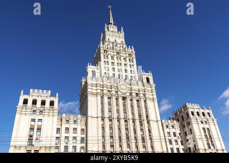 Gratte-ciel Staline sur la place de la porte Rouge à Moscou, Russie, Europe Banque D'Images