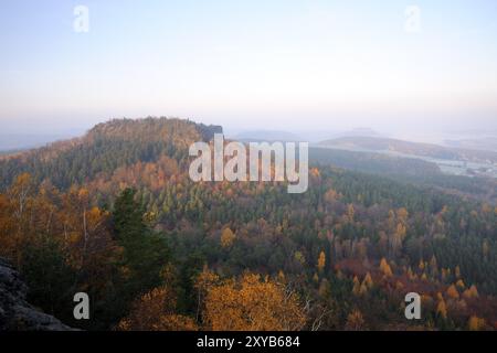 Vue depuis la pierre du pape pour Gohrisch et Koenigstein, le matin de novembre vue depuis la pierre du pape pour Gohrisch et Koenigstein, le matin de novembre Banque D'Images