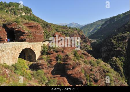 La gorge de Daluis, avec ses rochers rouges en France Banque D'Images