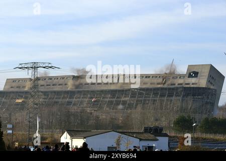 Dynamitage ancienne usine III de III centrale Hagenwerder à Goerlitz le 05 décembre 2015 à 11 heures. Le Bunkerschwerbau, est tombé comme prévu Burstin Banque D'Images