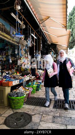 Étudiants palestiniens marchant à travers les marchés animés du quartier musulman dans la vieille ville de Jérusalem. Banque D'Images