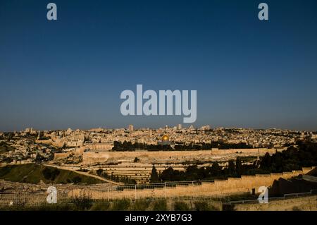 Vue en début de matinée sur Jérusalem depuis le Mont des oliviers à Jérusalem-est. Banque D'Images