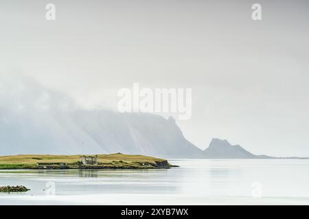 Maison en ruine à Hofn avec Vestrahorn sur le dos dans un matin brumeux, Islande, Europe Banque D'Images