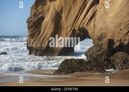 Rocher de plage Praia de Santa Cruz, à Torres Vedras, Portugal, Europe Banque D'Images