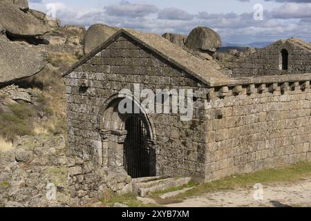 Église Monsanto anciennes ruines de Sao Miguel église chapelle près du château, au Portugal Banque D'Images