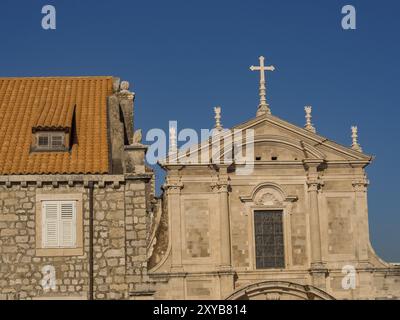 Façade historique de l'église avec structure en pierre et toit de tuiles rouges sous un ciel bleu clair, Dubrovnik, mer Méditerranée, Croatie, Europe Banque D'Images