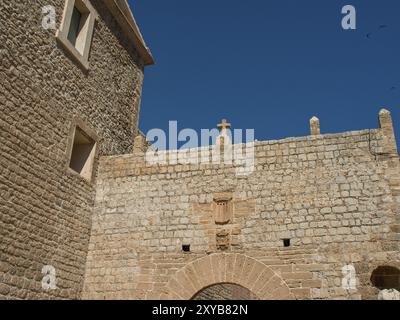 Bâtiment historique avec des murs en pierre et une croix sur le dessus sous un ciel bleu, ibiza, mer méditerranée, espagne Banque D'Images