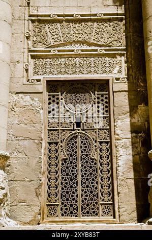 Motifs de fenêtres à la mosquée Al Rifai au Caire islamique, le Caire, Egypte. Banque D'Images