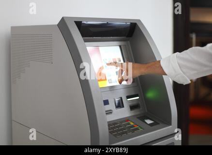 L'homme à l'aide d'avion machine. Close up Banque D'Images