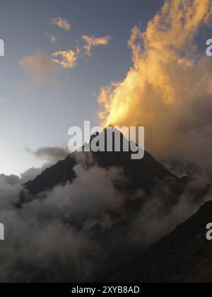 Coucher de soleil dans la vallée de Langtang, Népal, Asie Banque D'Images