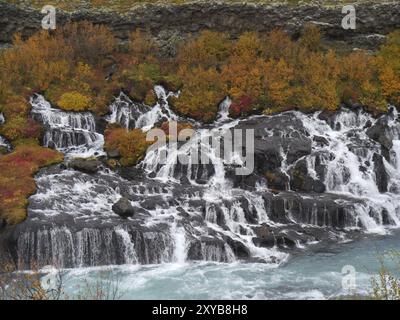 De Wikipedia : les Hraunfossar sont des cascades de la rivière Hvita près des villes de Husafell et Reykholt dans l'ouest de l'Islande. Sur une longueur de approx. Banque D'Images