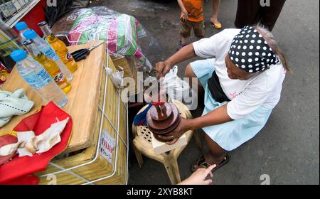 Un artisan travaillant sur une sculpture de Niño de Cebú. Cebu City, Philippines. Banque D'Images