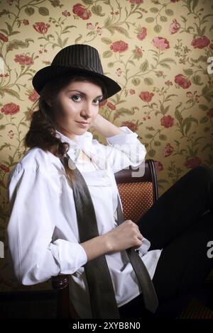 Portrait de la belle femme brune élégante dans le chapeau Banque D'Images