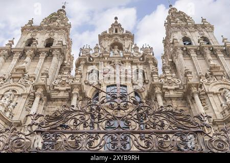 Vue à bas angle de la cathédrale de Saint-Jacques-de-Compostelle et de sa grille en métal artistique Banque D'Images