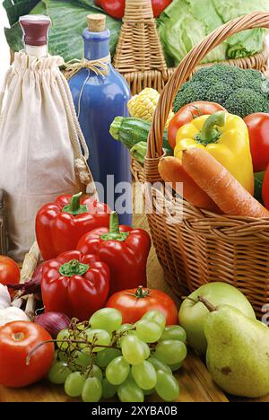 La composition avec des légumes crus et panier en osier Banque D'Images