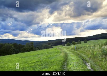 Paysage nuageux spectaculaire sur la route rurale dans les montagnes, Allemagne, Europe Banque D'Images