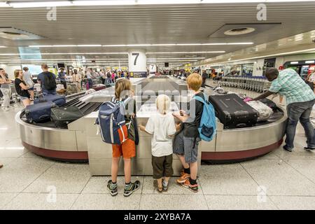 Lisboa, Portugal, 20 juillet 2016 : des enfants attendent leurs bagages dans le hall d'arrivée de l'aéroport de Lisbonne, Europe Banque D'Images