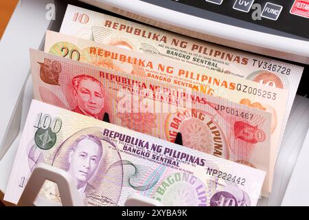 Monnaie philippine - peso dans la machine à compter Banque D'Images