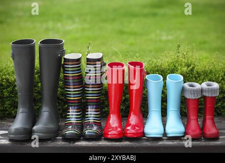 Cinq paires de bottes de pluie colorées. Concept de la famille Banque D'Images