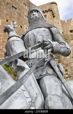 Chevalier avec cheval devant le château de Mont orgueil à Gorey, Jersey, Royaume-Uni, Europe Banque D'Images