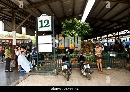 Coupe de cheveux gratuite sur le quai de la gare Hua Lamphong de Bangkok. Banque D'Images