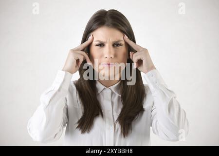 Une femme souffrant de maux de tête, tenant sa main à la tête Banque D'Images