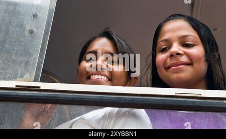 Les enfants de l'école brésilienne sur le chemin du retour de l'école. Banque D'Images