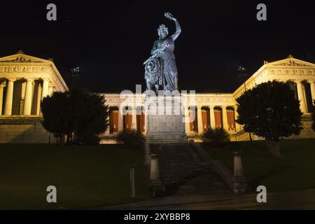 Statue de Bavière sur le bord de la Theresienwiese à Munich Banque D'Images