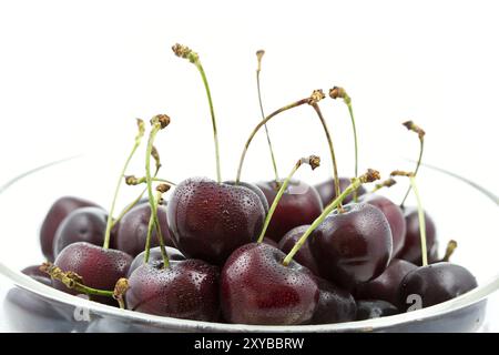 Cerises fraîches dans un bol en verre Banque D'Images