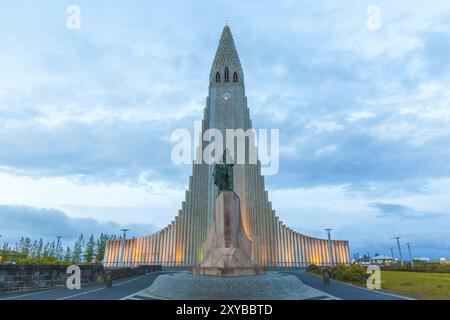 REYKJAVIK, ISLANDE, 06 JUILLET : vue nocturne du bâtiment illuminé de l'église Hallgrimskirkja, qui est une église paroissiale luthérienne et la plus grande en islandais Banque D'Images