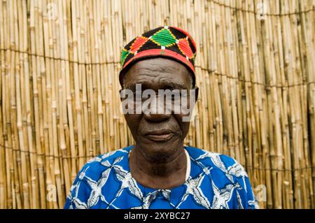 Portrait d'un homme burkinabé pris à Ouagadougou, Burkina Faso. Banque D'Images