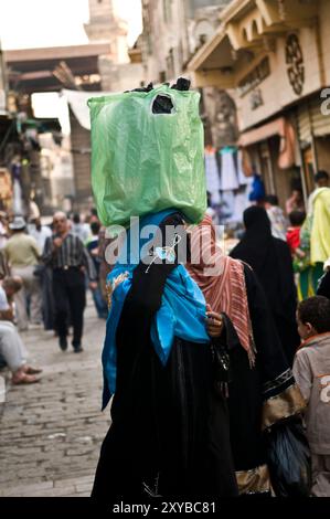 Une femme voilée aux marchés animés du Caire islamique, le Caire, Egypte. Banque D'Images