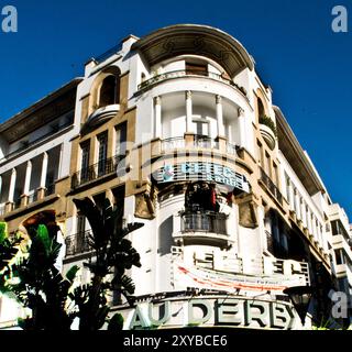 Beaux bâtiments blancs à Casablanca- le centre financier du Maroc. Banque D'Images