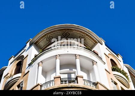 Beaux bâtiments blancs à Casablanca- le centre financier du Maroc. Banque D'Images