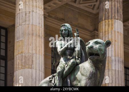 Gros plan d'un ange chevauchant une lionne et jouant de la harpe, avec les piliers de la salle de concert en arrière-plan Banque D'Images