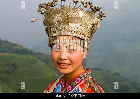 AA touriste chinois vêtu d'un costume minoritaire dans les rizières en terrasses Longji à Guangxi, en Chine. Banque D'Images