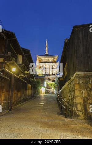 Soir heure bleue, des maisons traditionnelles en bois et à vide, menant à la pagode Yasaka à pas courts à Kyoto, au Japon. Personne ne présente l'espace copie verticale Banque D'Images